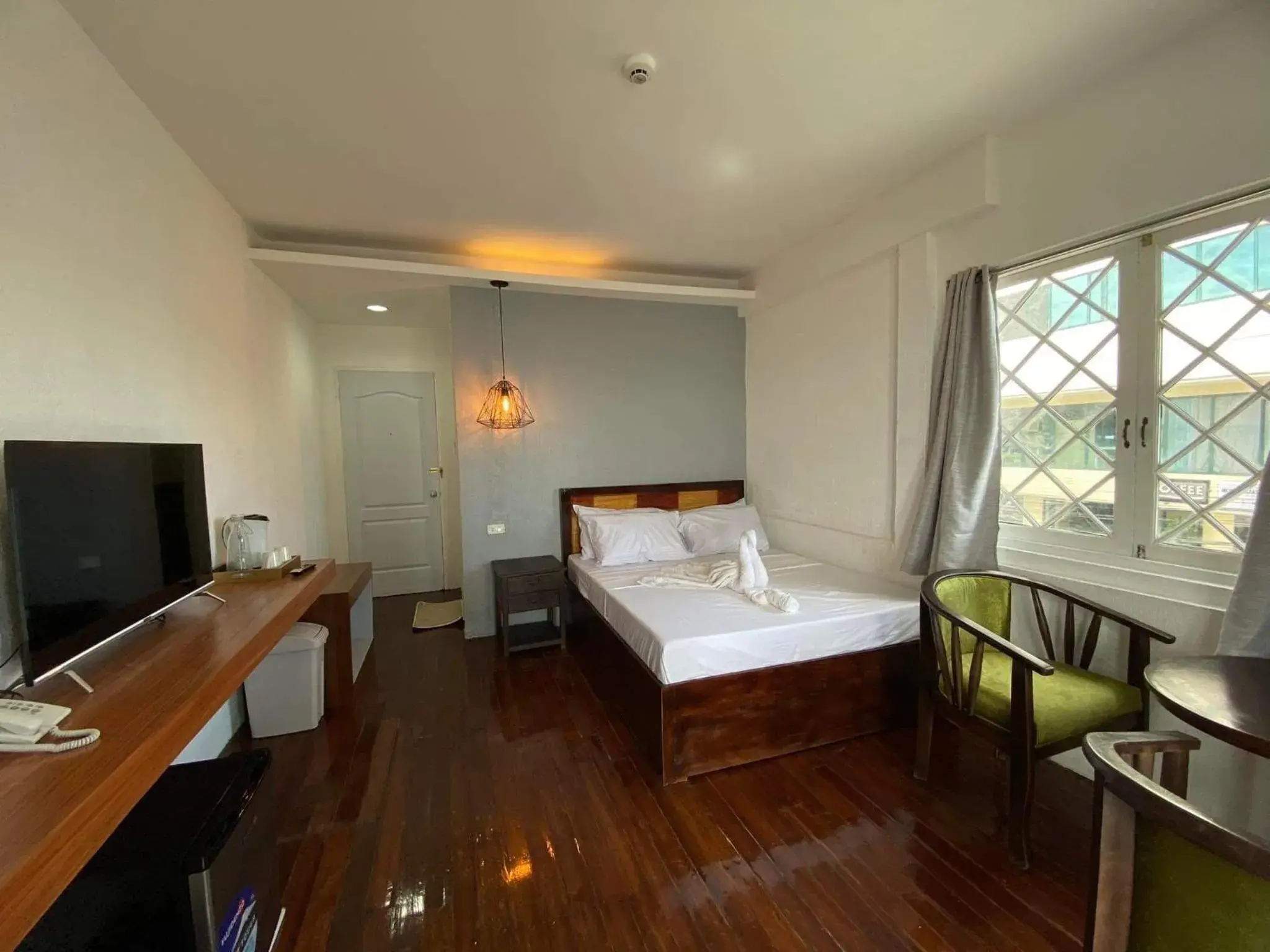 Bed in Dumaguete Seafront Hotel